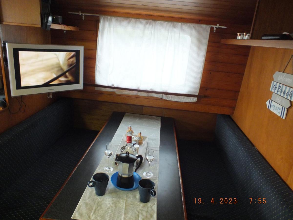 Zouw Hausboat Zakotven -Pouze Ubytovani رودنيتسي ناد لابيم المظهر الخارجي الصورة